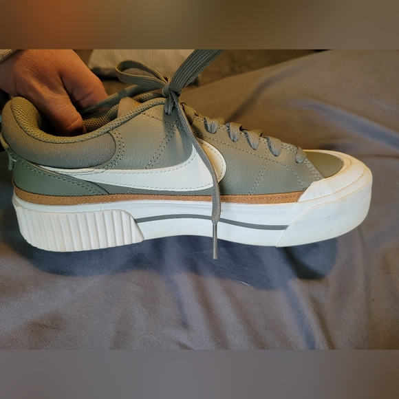 Womens Green and White Sneakers. Nike 7.5 - Picture 3 of 5